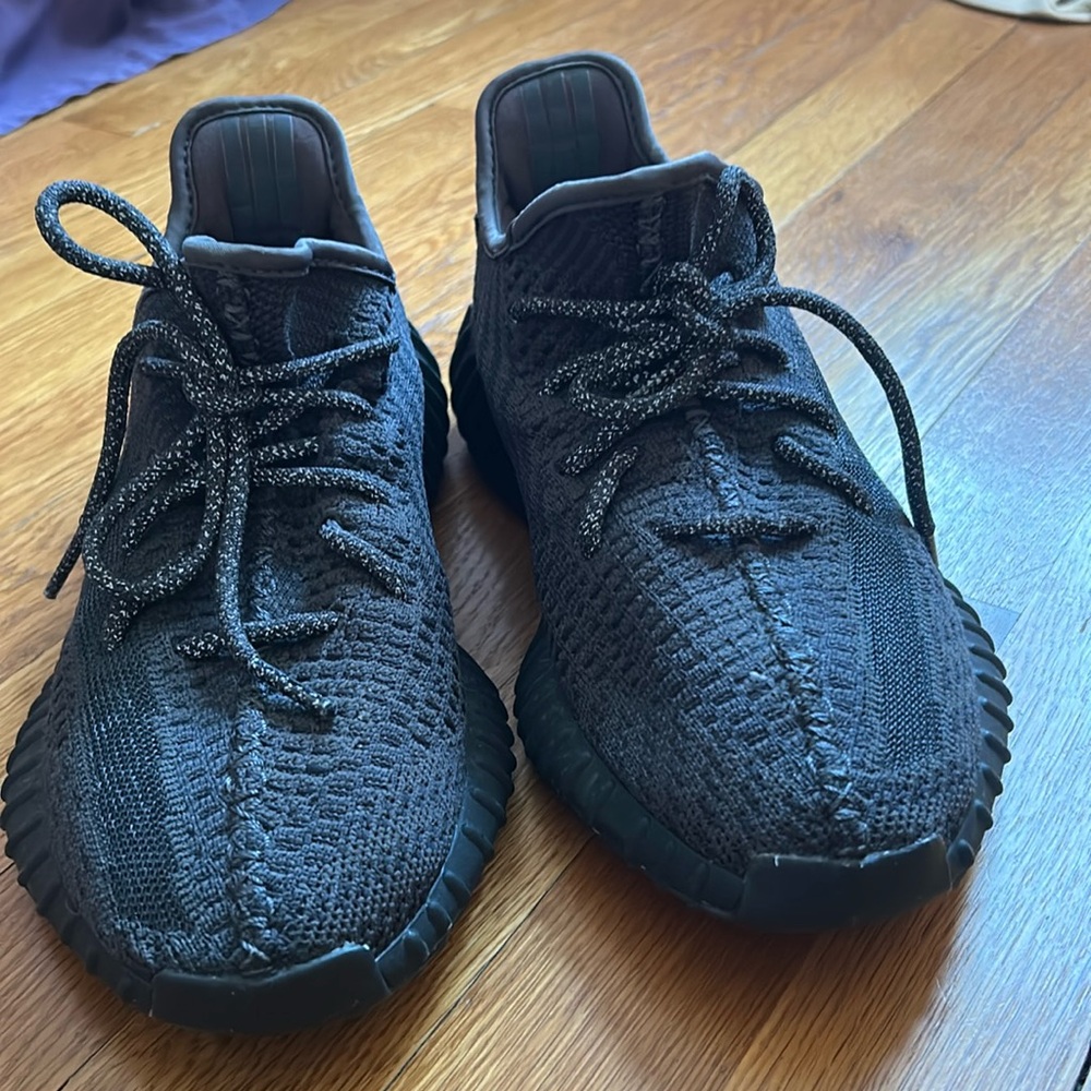 adidas Yeezy Boost 350 men’s size 7.5
Authentic and hardly even worn.
